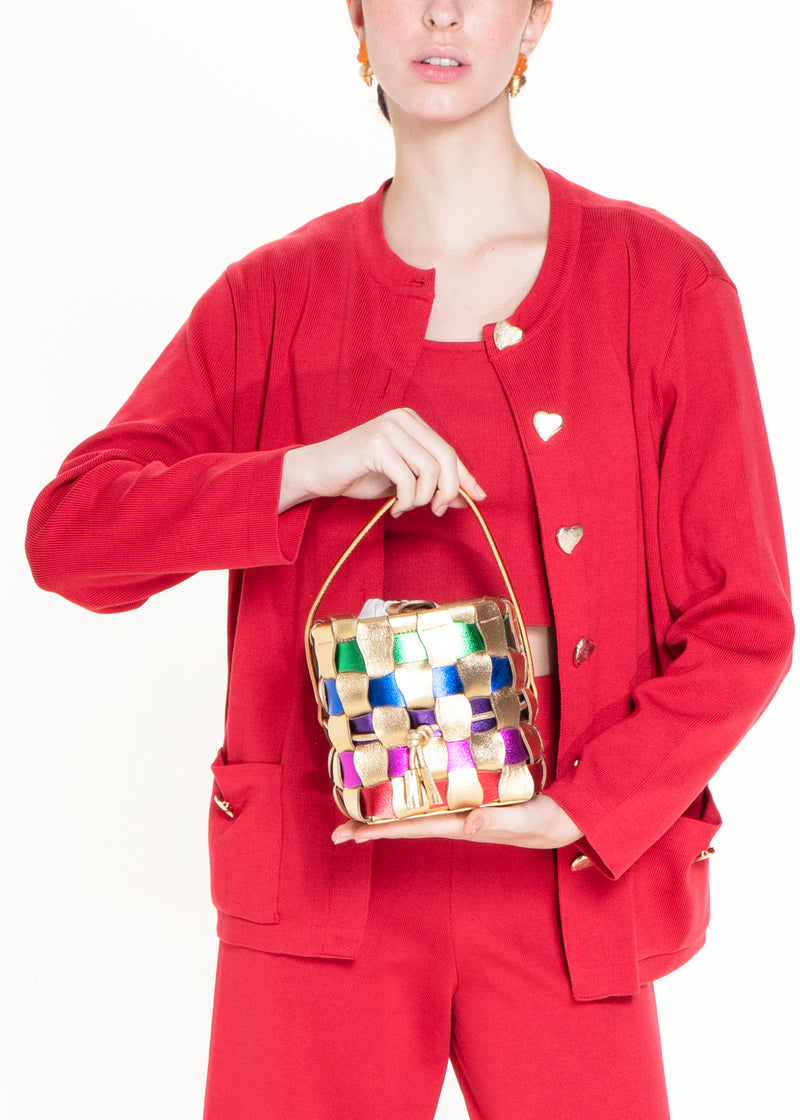 Bolsa em couro metalizado multicolorido trançado, estruturada com alça curta em couro caramelo e fechamento em cordão de tecido bege.
