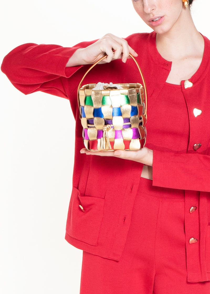 Bolsa estruturada em couro multicolorido metalizado, com tiras entrelaçadas, alça curta de couro caramelo e fecho em cordão bege.