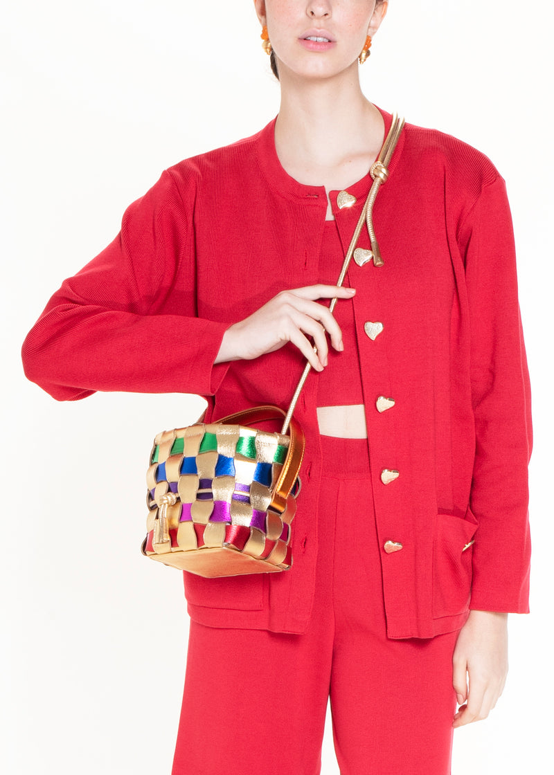 Bolsa em tiras de couro metalizado multicolorido entrelaçadas, estruturada com alça curta em couro liso caramelo e fecho em cordão bege.