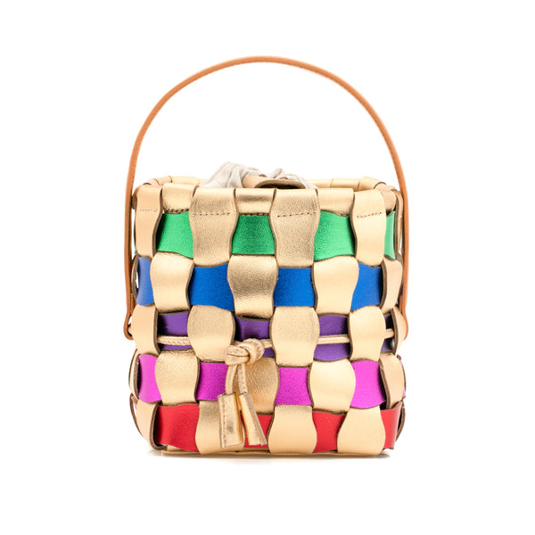 Bolsa estruturada em tiras de couro metalizado multicolorido entrelaçadas, com alça curta em couro liso caramelo e fechamento em cordão de tecido bege.
