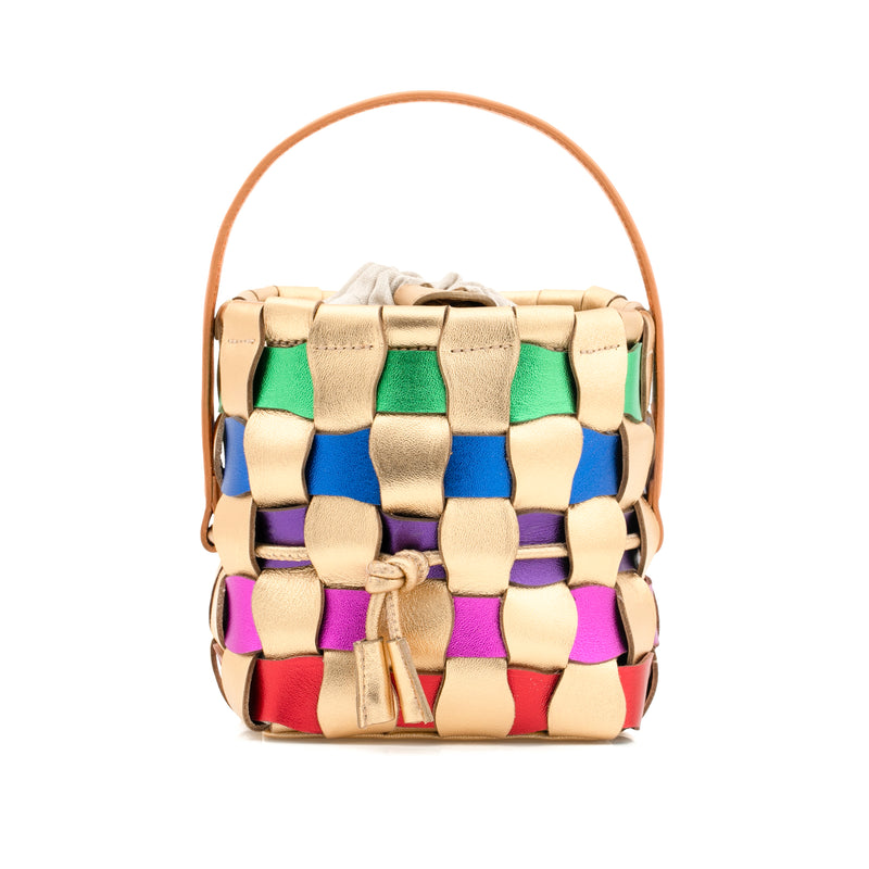 Bolsa estruturada em tiras de couro metalizado multicolorido entrelaçadas, com alça curta em couro liso caramelo e fechamento em cordão de tecido bege.