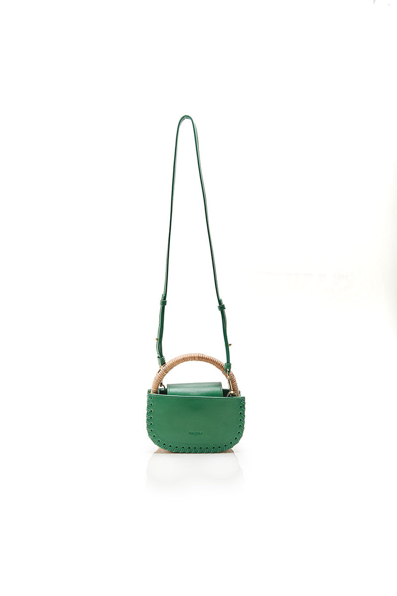 Bolsa em couro verde com acabamento de costura nas bordas e alça de mão em rattan rígido.