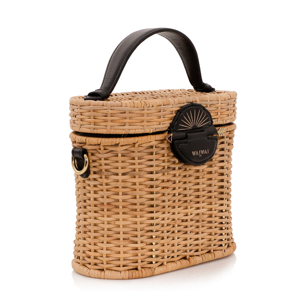 Bolsa estruturada em vime natural com alça curta em couro preto e fecho redondo em couro com detalhe em baixo-relevo dourado em formato de sol nascente.