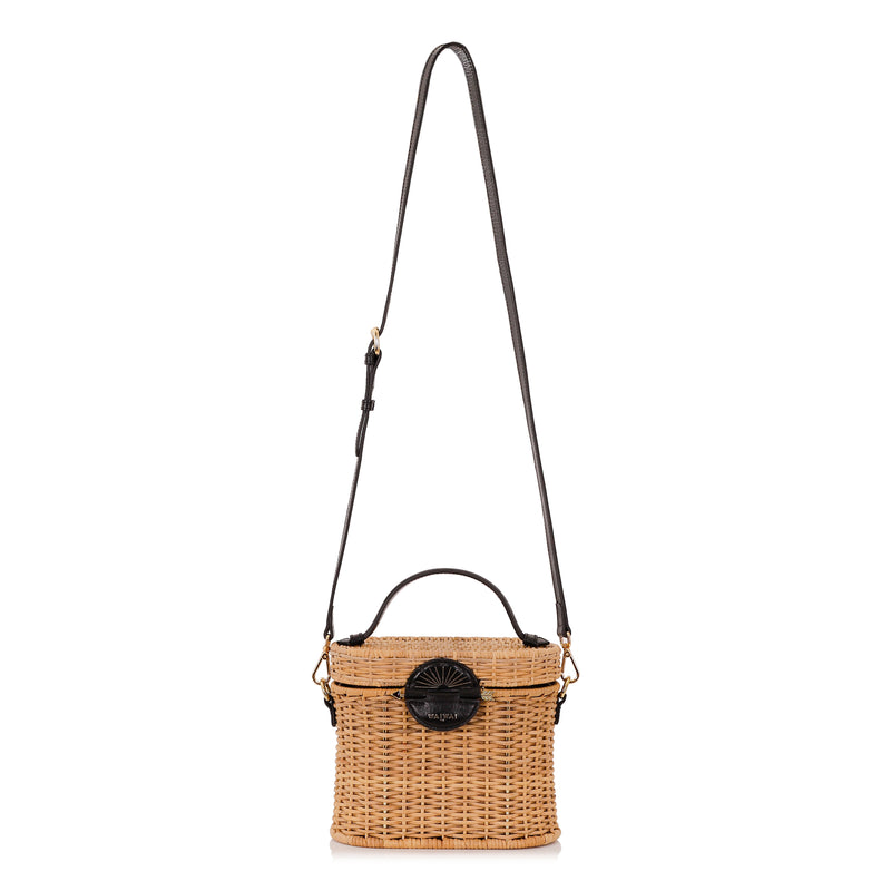 Bolsa estruturada em vime natural com alça curta em couro preto e fecho redondo em couro com detalhe em baixo-relevo dourado em formato de sol nascente.