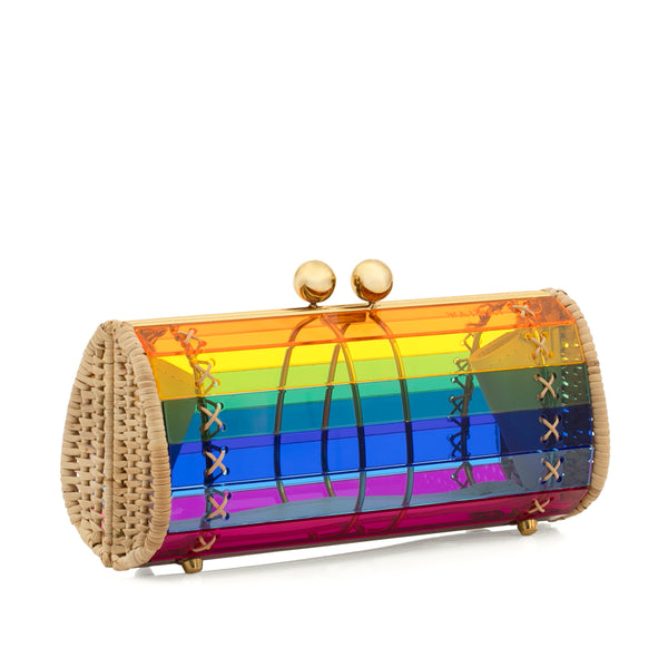 Clutch estruturada em acrílico translúcido arco-íris, listras horizontais coloridas, laterais em rattan natural e fecho superior dourado com esferas metálicas.
