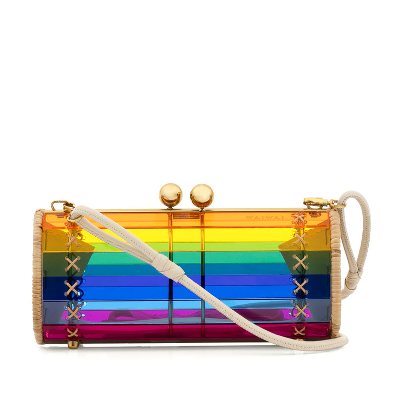 Bolsa clutch em acrílico arco-íris com listras translúcidas horizontais, laterais em rattan natural e ferragens douradas com fecho esférico.