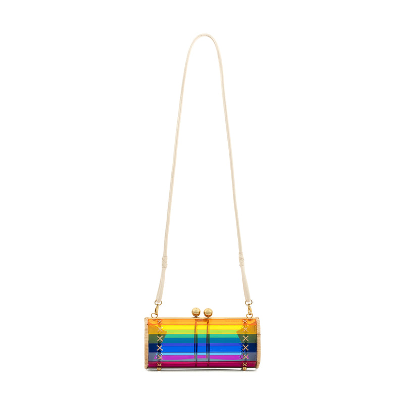 Bolsa clutch estruturada em acrílico multicolorido translúcido com listras horizontais, laterais em rattan natural e ferragens douradas.