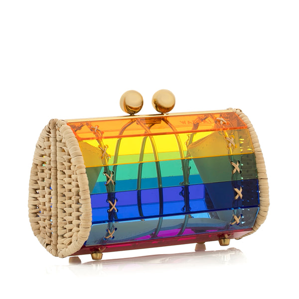 Clutch pequena em acrílico translúcido arco-íris, com listras horizontais coloridas, laterais em rattan natural, ferragens douradas e fecho esférico.