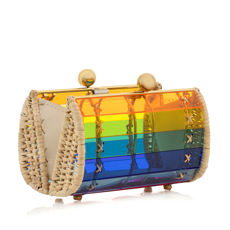 Bolsa clutch estruturada em acrílico multicolorido translúcido, listras horizontais em arco-íris, laterais em rattan natural e fecho superior dourado com esferas.
