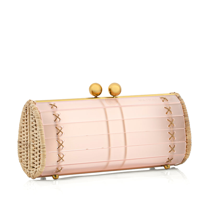 Clutch estruturada em acrílico rosa fosco com laterais em rattan natural, ferragens douradas e fecho superior esférico. Estilo minimalista e sofisticado.