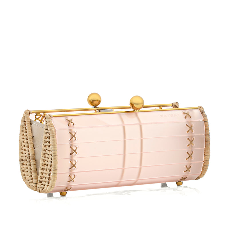 Clutch em acrílico rosa fosco com laterais em rattan, ferragens douradas e fecho esférico. Minimalista e refinada.