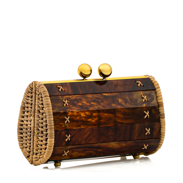 Clutch estruturada em acrílico tartaruga marrom mesclado, laterais em rattan natural, fecho esférico dourado e ferragens metálicas em dourado.