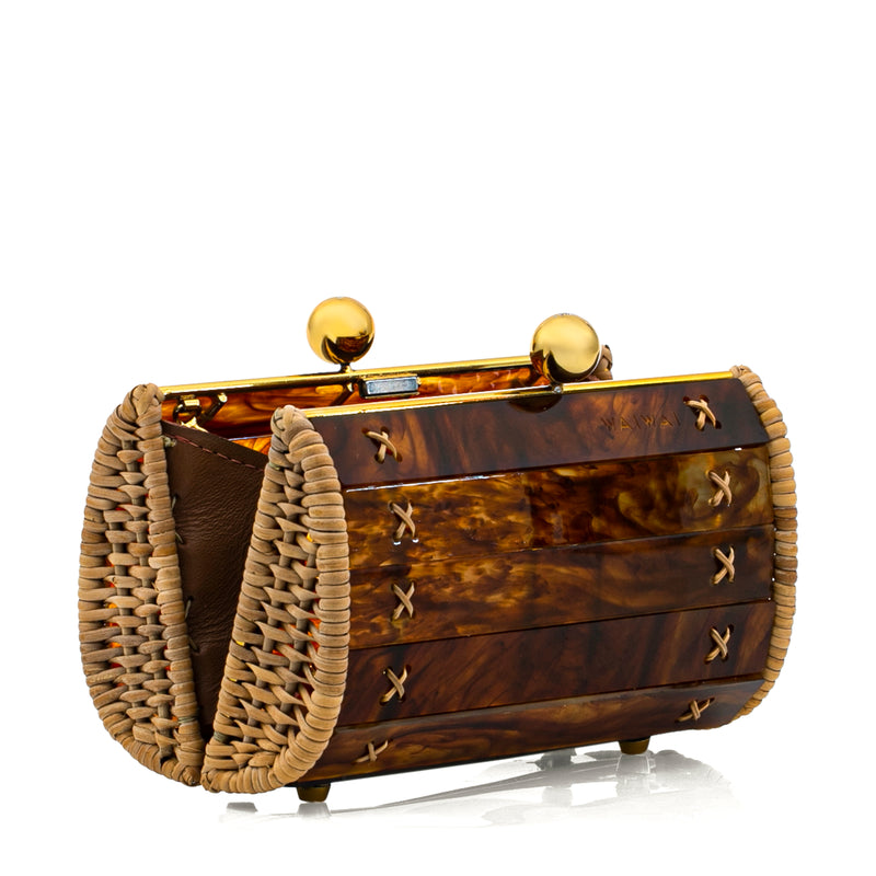 Clutch em acrílico tartaruga mesclado marrom, com laterais em rattan natural, fecho de esferas e ferragens douradas. Design clássico e sofisticado.