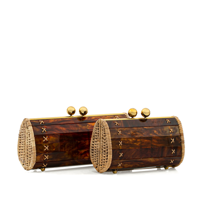 Clutch em acrílico marrom mesclado com efeito tartaruga, laterais em rattan natural e acabamento dourado no fecho e ferragens.