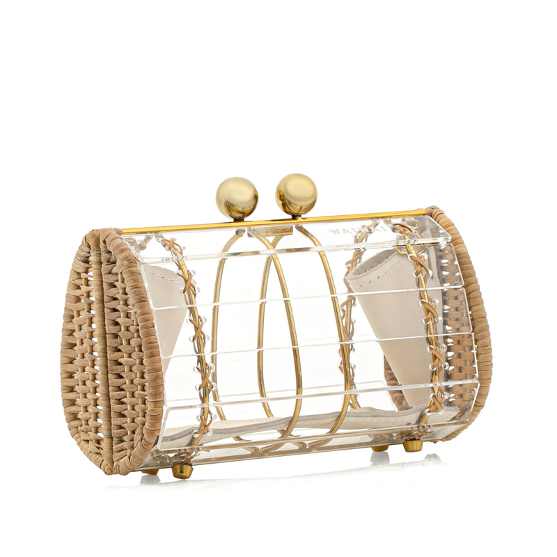 Bolsa clutch estruturada em acrílico transparente, com laterais em rattan natural e detalhes de amarração em couro bege. Possui ferragens douradas e fecho superior com esferas metálicas douradas.