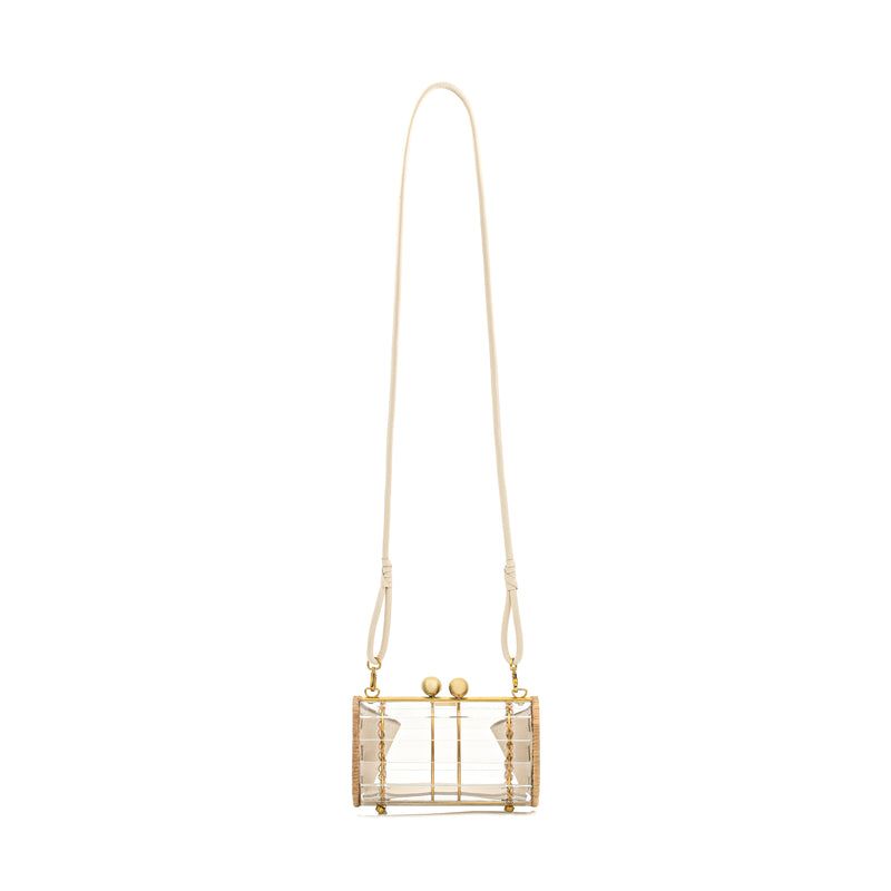 Bolsa clutch pequena em acrílico transparente, laterais em rattan, detalhe de couro bege em amarrações, ferragens douradas e fecho de esferas.